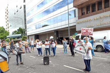 Acampe de los trabajadores de salud frente al Ministerio de Salud