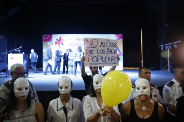 Escraches en la Feria del Libro en defensa de la educación