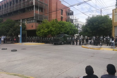 No a la represión a docentes y estudiantes en Río Negro