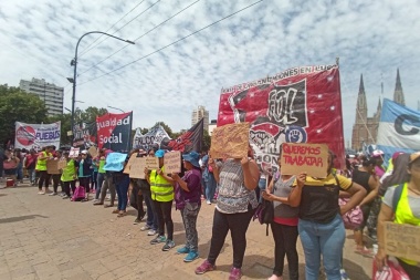 Ollazo en la puerta de la Municipalidad de La Plata