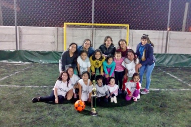 Primer trofeo para el Club Hermanas Mirabal