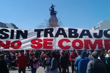 Para lxs humildes que luchan en las barriadas populares de aquí y de allá.