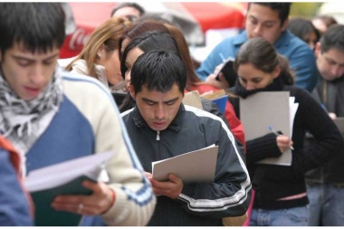 Crece la desocupación y la industria cae en picada