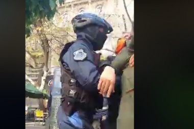 Reprimen a trabajadorxs en el KM 0 de la ciudad de Mendoza