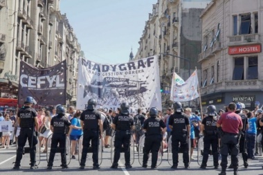 El gobierno reprimió a trabajadores y trabajadoras de Madygraf en el Congreso