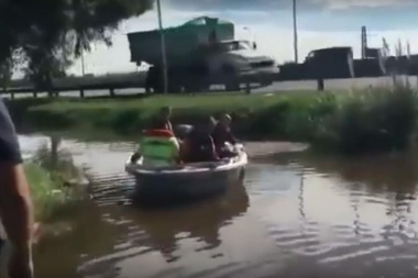 Ducoté realizó un montaje y simuló recorrer los barrios inundados de Pilar