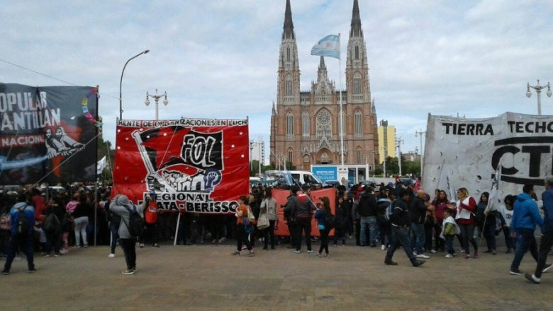 ¡Movilización al Municipio de La Plata por salarios dignos ya!