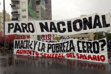 El gobierno da un manotazo de ahogado mientras el país se hunde en la pobreza