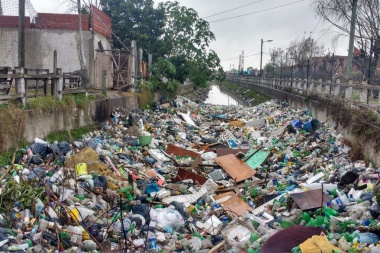 Inundaciones en el arroyo Las Piedras acumula basura en el Barrio El Progreso
