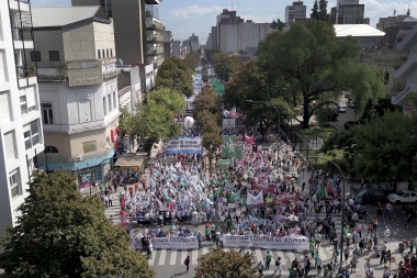 Multitudinaria movilización contra el ajuste y el techo a las paritarias