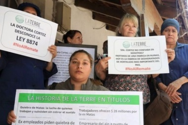 La fábrica recuperada “La Terre” resiste la amenaza de desalojo