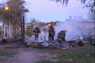 Se incendió una vivienda en El Peligro: la precariedad habitacional pone en riesgo a miles de familias