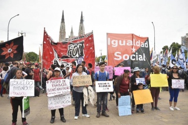 Cooperativistas municipales acampan frente al edificio comunal en La Plata