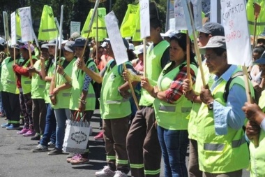 Movilización a la Municipalidad de La Plata por despidos de cooperativistas