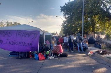 Segundo día de acampe frente a Desarrollo Social