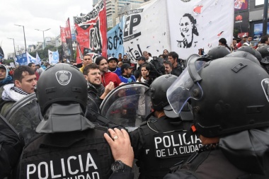 La policía de la ciudad reprime en el obelisco