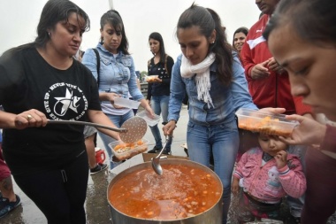 Ollas populares frente a la Sociedad Rural