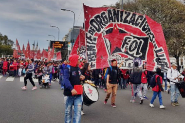 Movimientos sociales salen a la calle por aumento salarial y puestos de trabajo