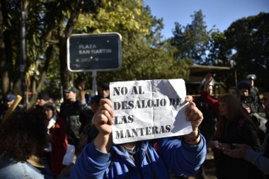 Basta de hostigar a las manteras de Plaza San Martín