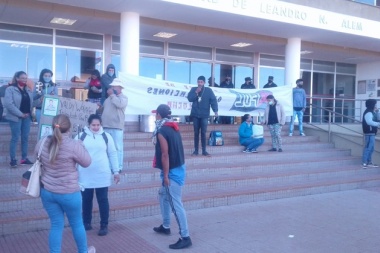 FOL de Alem se manifiesta frente al municipio