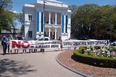 Volanteada frente al municipio de Almirante Brown por tierra para vivir